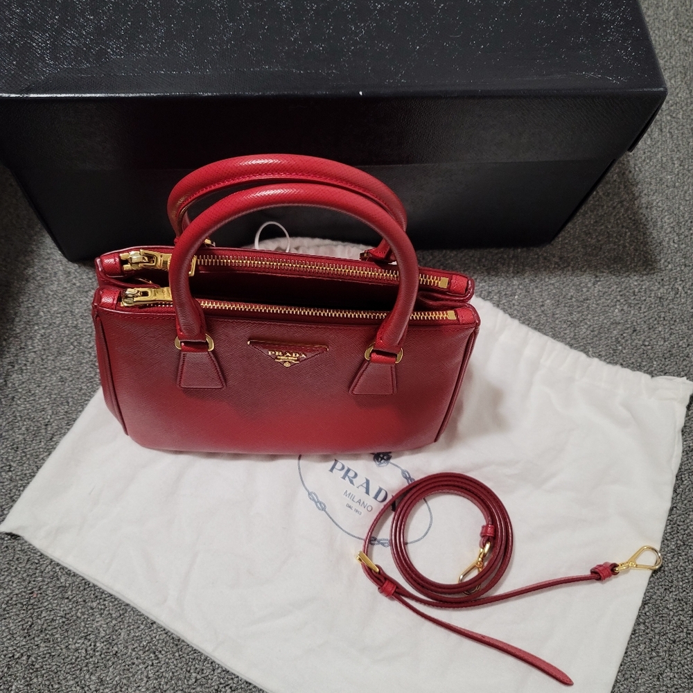 🌟Host Pick🌟Prada iconic Galleria Saffiano Leather Small Bag - Picture 15 of 16